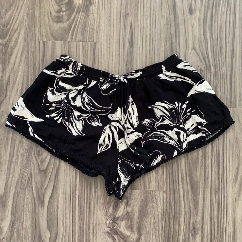 Amuse Society Shorts - Size Small